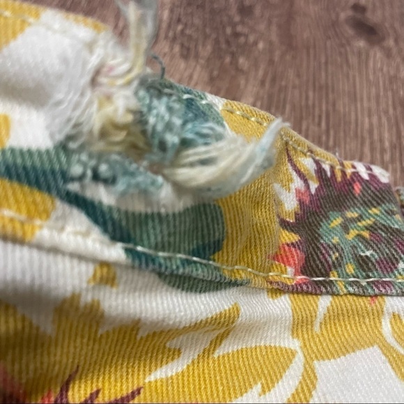 Sunflower Printed High Waisted Shorts Size 25 - Picture 4 of 5